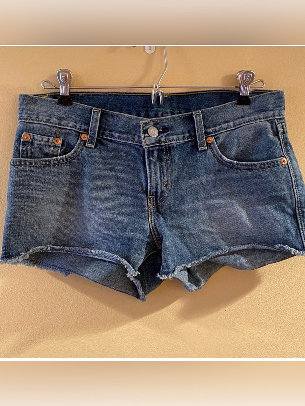 Levi’s Denim low rise jean shorts 25